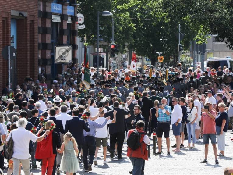 Menschen bei einem Festumzug.